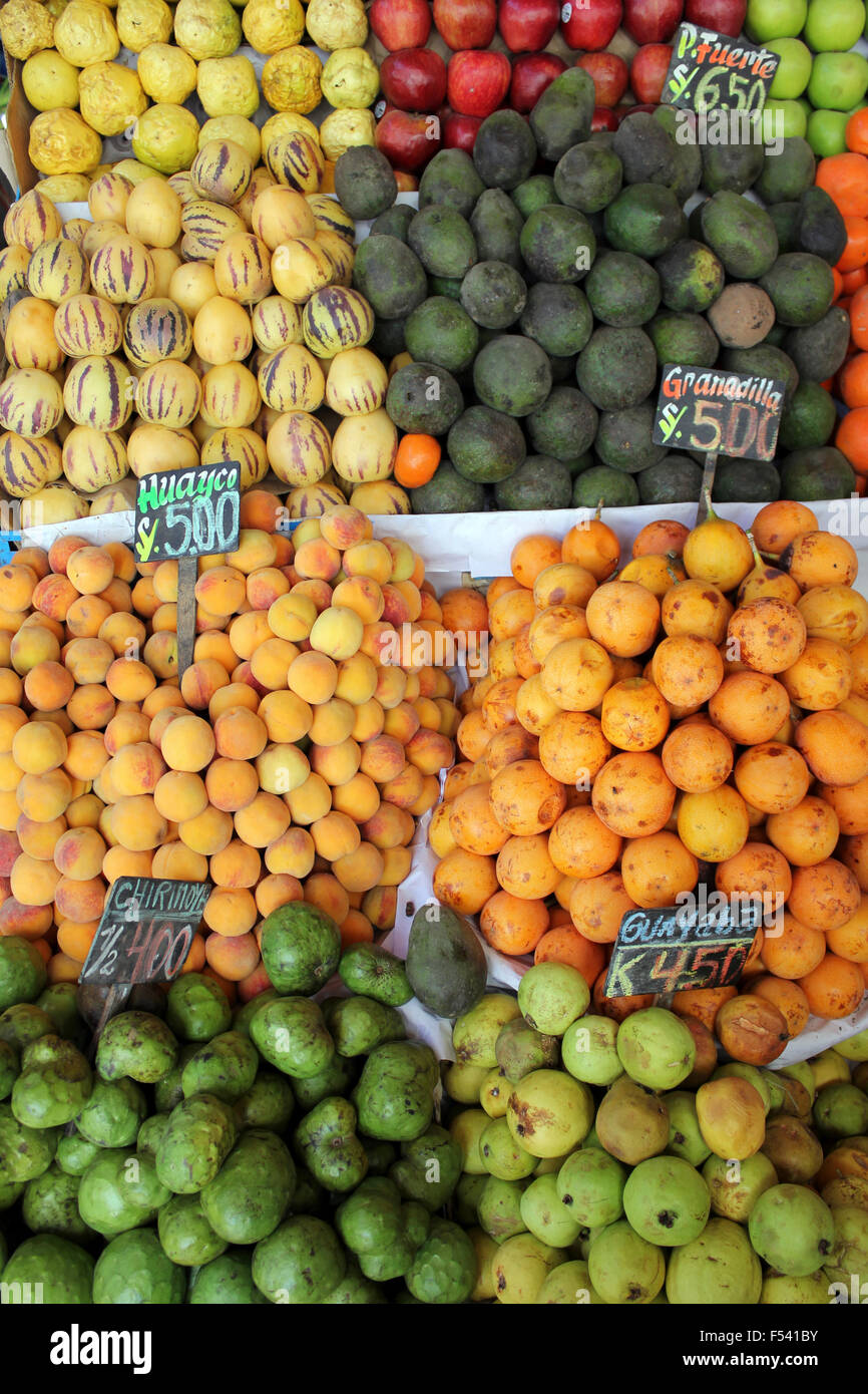 Frutta fresca in vendita compresi coltivati localmente Chirimoya, guayaba, Huayco, Grandilla ecc. Mercato di Arequipa, Perù Foto Stock