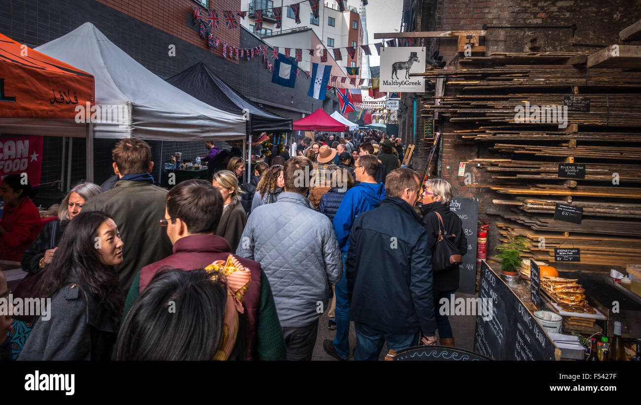 La vivace ed animata Matlby Street Market, guardando verso il basso Ropewalk. Foto Stock