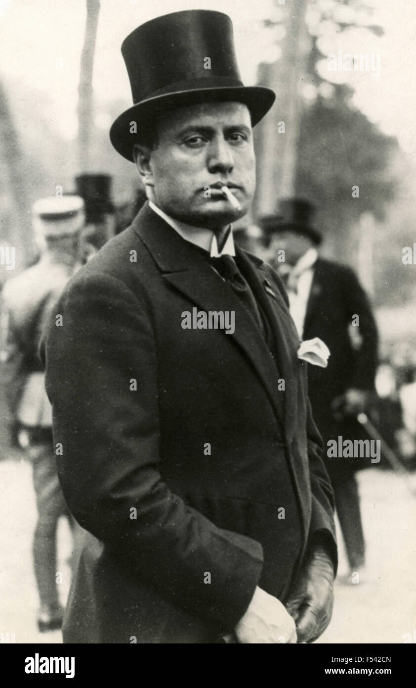 Il dittatore italiano Benito Mussolini con il cappello, Italia Foto stock -  Alamy