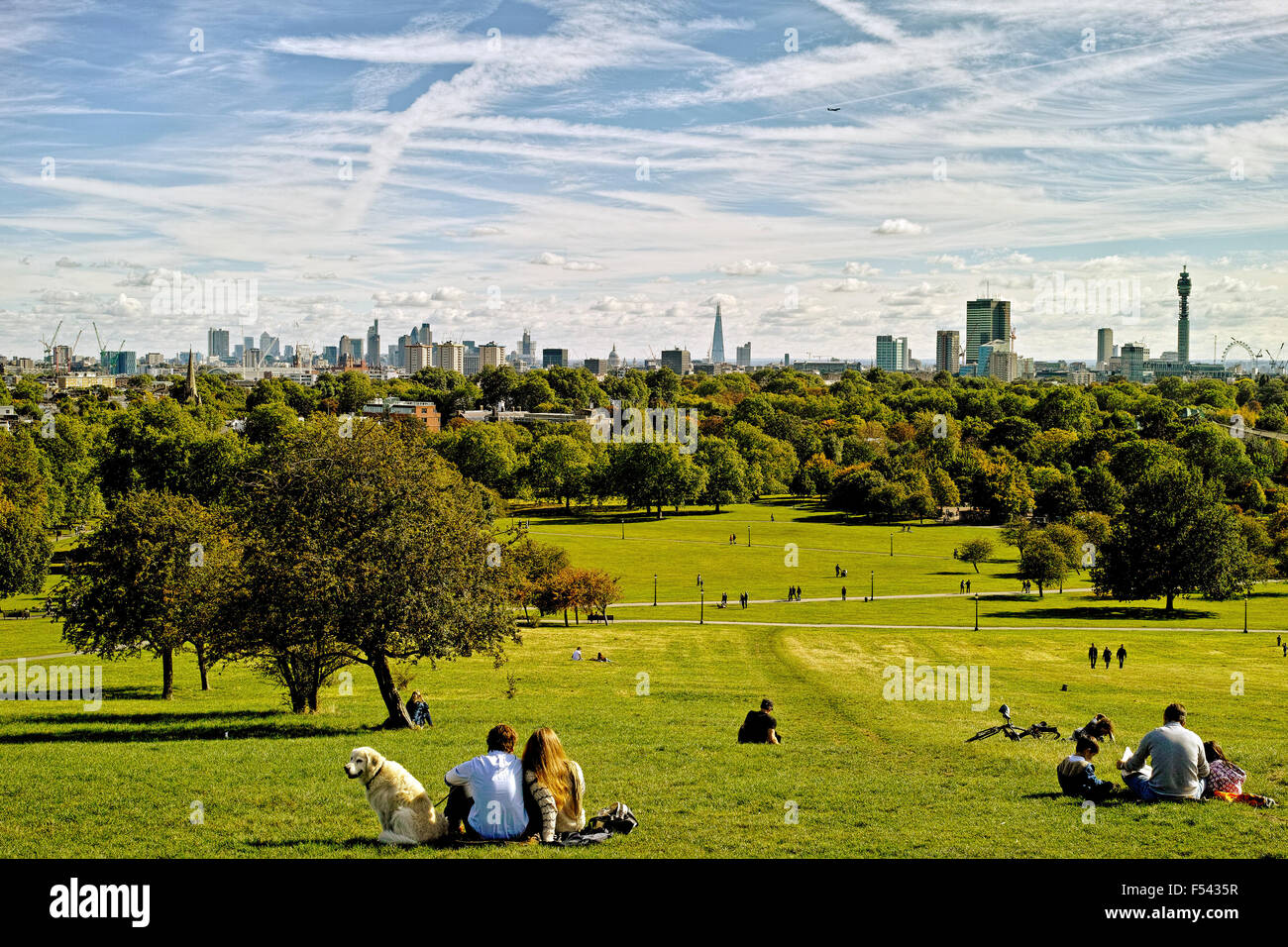 Lo skyline di Londra da Primrose Hill a Camden Town a Londra Inghilterra in una giornata di sole a inizio autunno Foto Stock