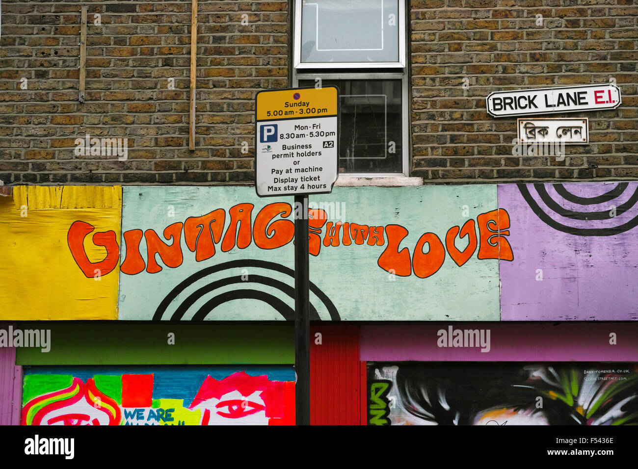 Colorato abbigliamento vintage negozio di fronte a Brick Lane in Spitalfieds, vicino a Whitechapel in East End di Londra. Foto Stock