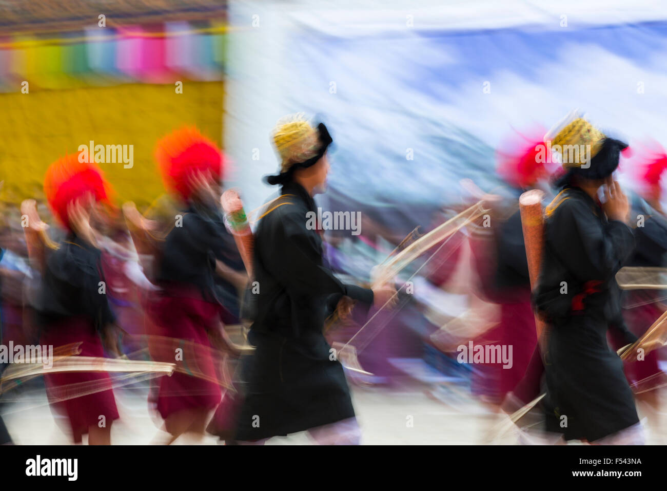 Arcieri danza in Punakha Dzong, Bhutan Foto Stock