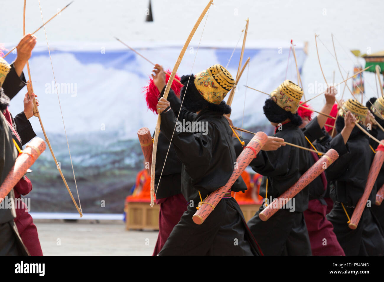 Arcieri danza in Punakha Dzong, Bhutan Foto Stock