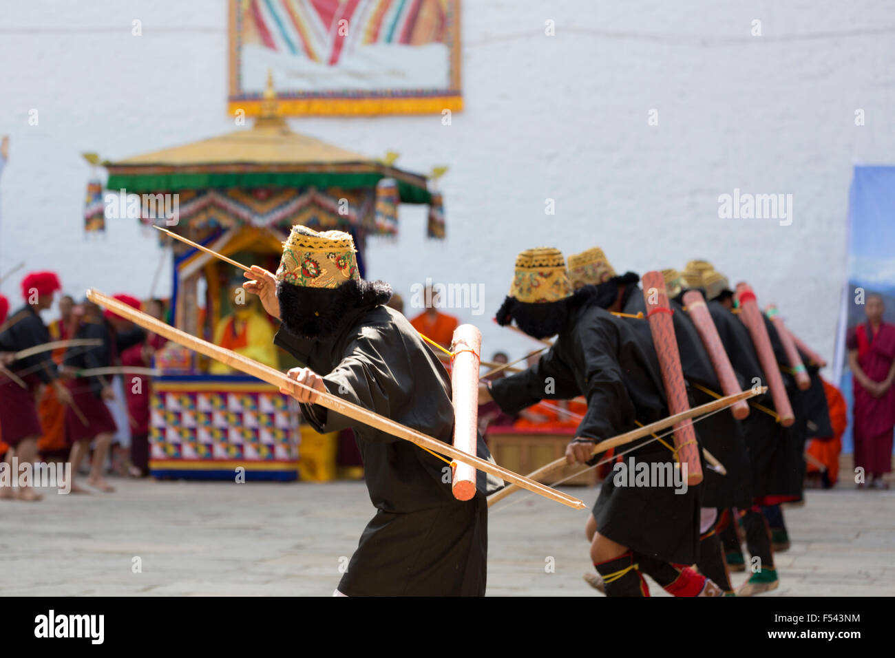 Arcieri danza in Punakha Dzong, Bhutan Foto Stock