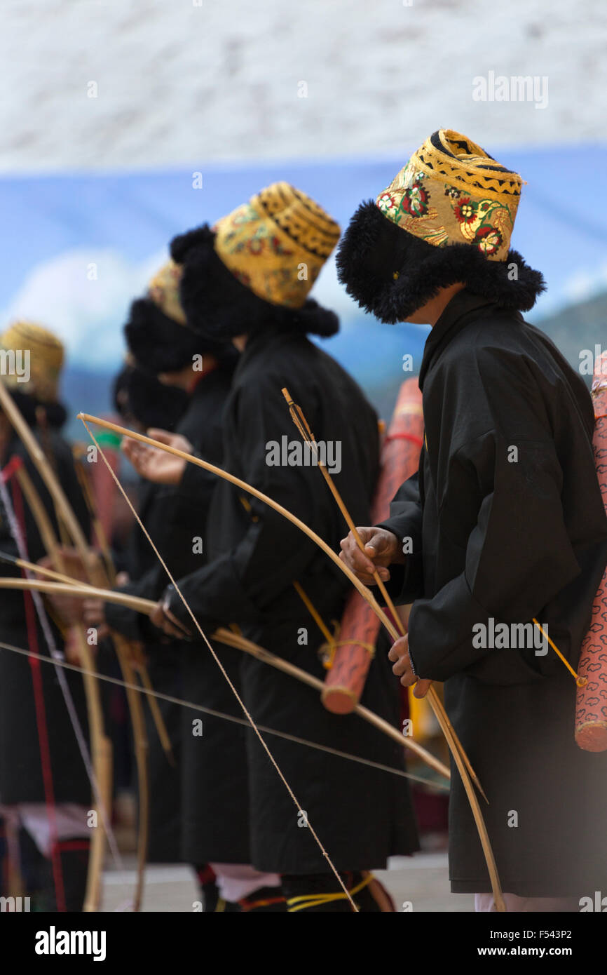 Arcieri danza in Punakha Dzong, Bhutan Foto Stock