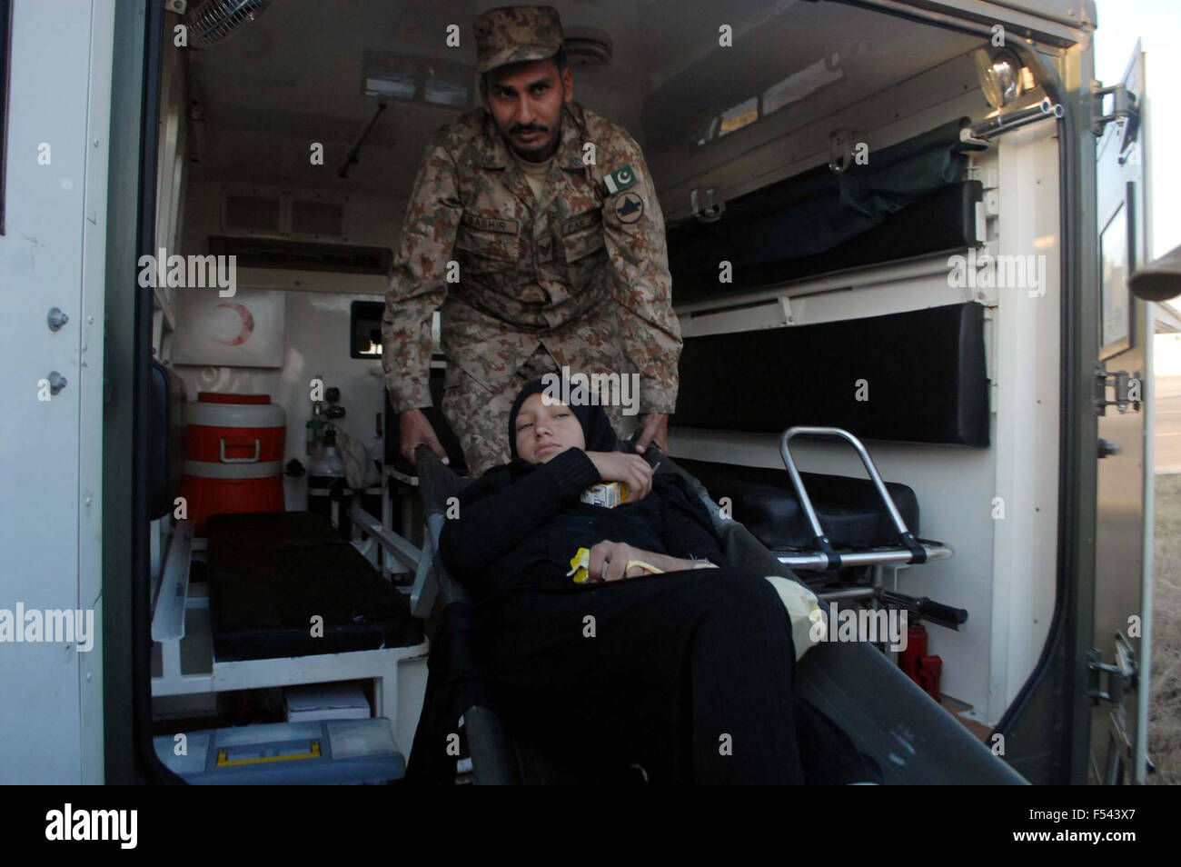 Feriti vittima di un forte terremoto evacuata dal biglietto in ospedale durante l'operazione di soccorso da parte del Pakistan esercito, a Peshawar Martedì, 27 ottobre 2015. Soccorritori martedì si precipitò per fornire aiuti umanitari alle vittime del forte terremoto che ha colpito il nord dell Afghanistan e Pakistan, uccidendo almeno 275 persone al di sopra di una banda larga della maggior parte di terreno montuoso. In Pakistan, 250 persone sono morti accertati. Foto Stock