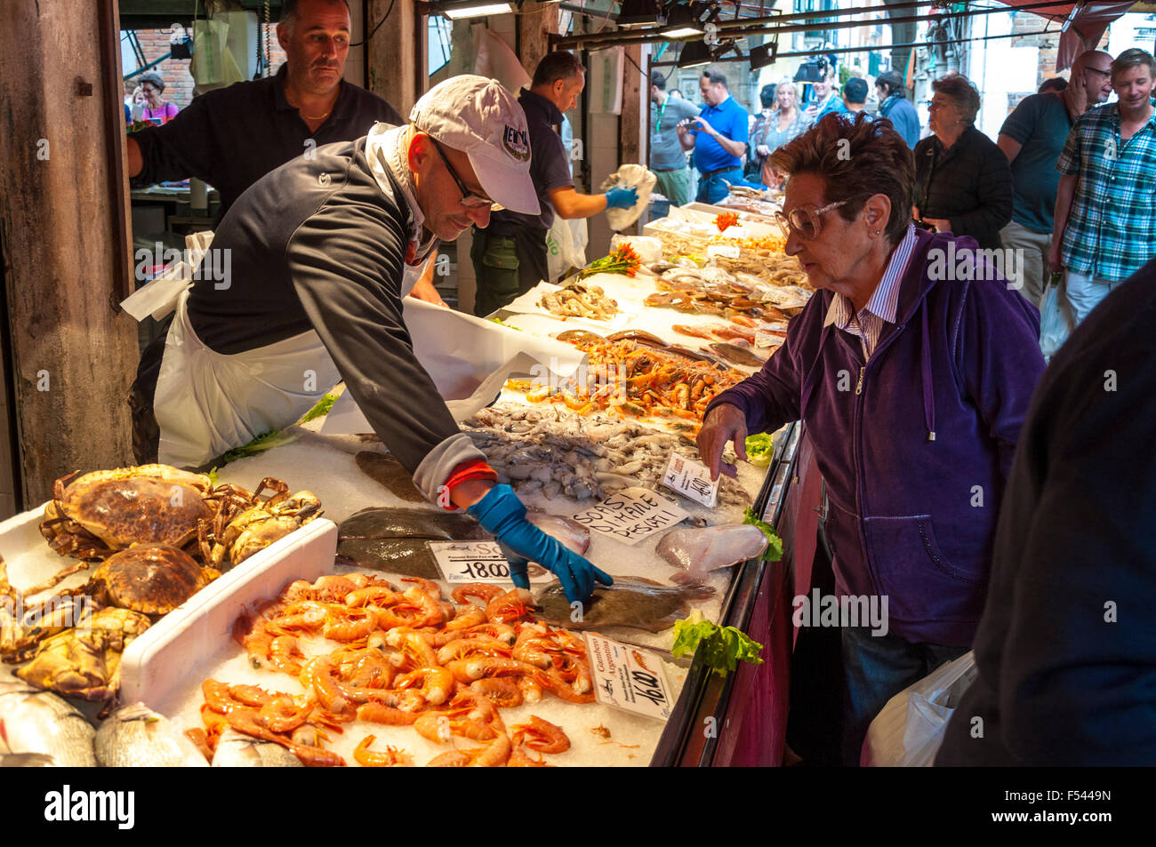 Donna shopping per il pesce in Pescheria Mercato del Pesce del Mercato di Rialto, Venezia, Italia Foto Stock