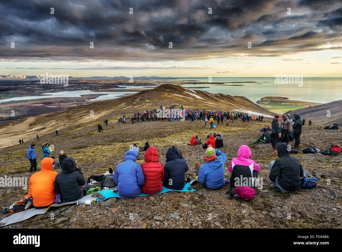 Le persone ad ascoltare un concerto di Asgeir Trausti su Mt Esja, Reykajvik, Islanda Foto Stock