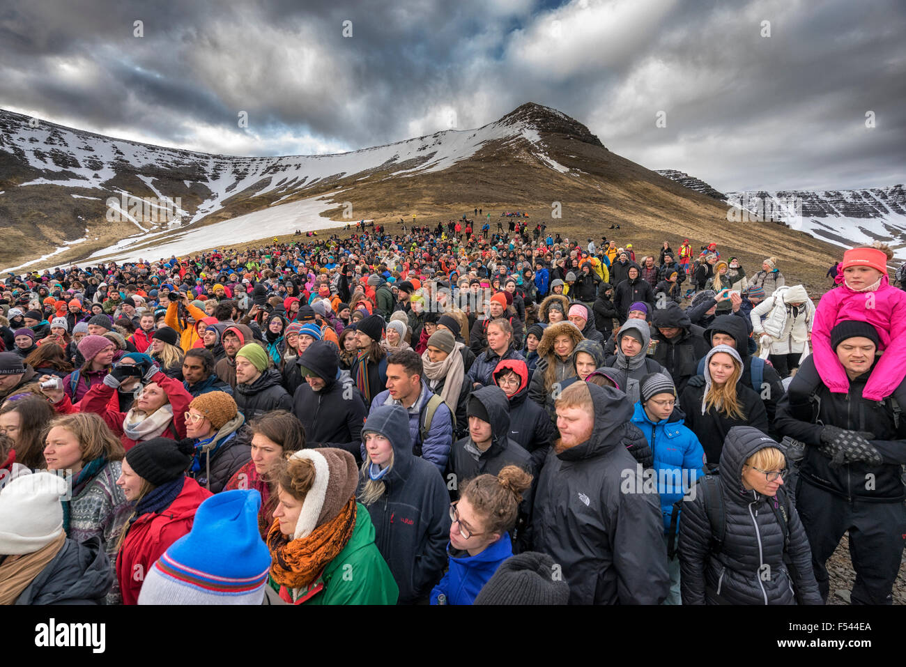 Pubblico si sono riuniti su Mt Esja per un concerto all'aperto da Asgeir Trausti, Reykjavik, Islanda Foto Stock