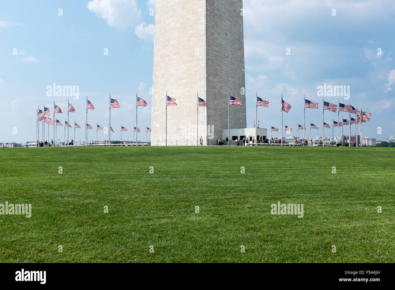 Cerchio di bandiere che sventolano intorno alla base del Monumento di Washington Foto Stock