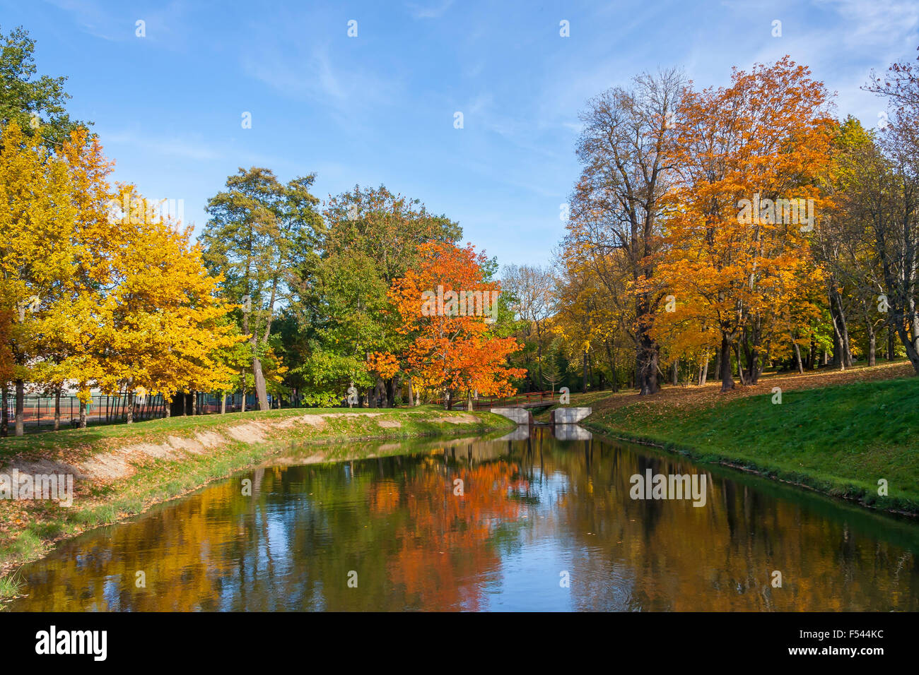 In autunno la riflessione sul lago nel Parco Foto Stock