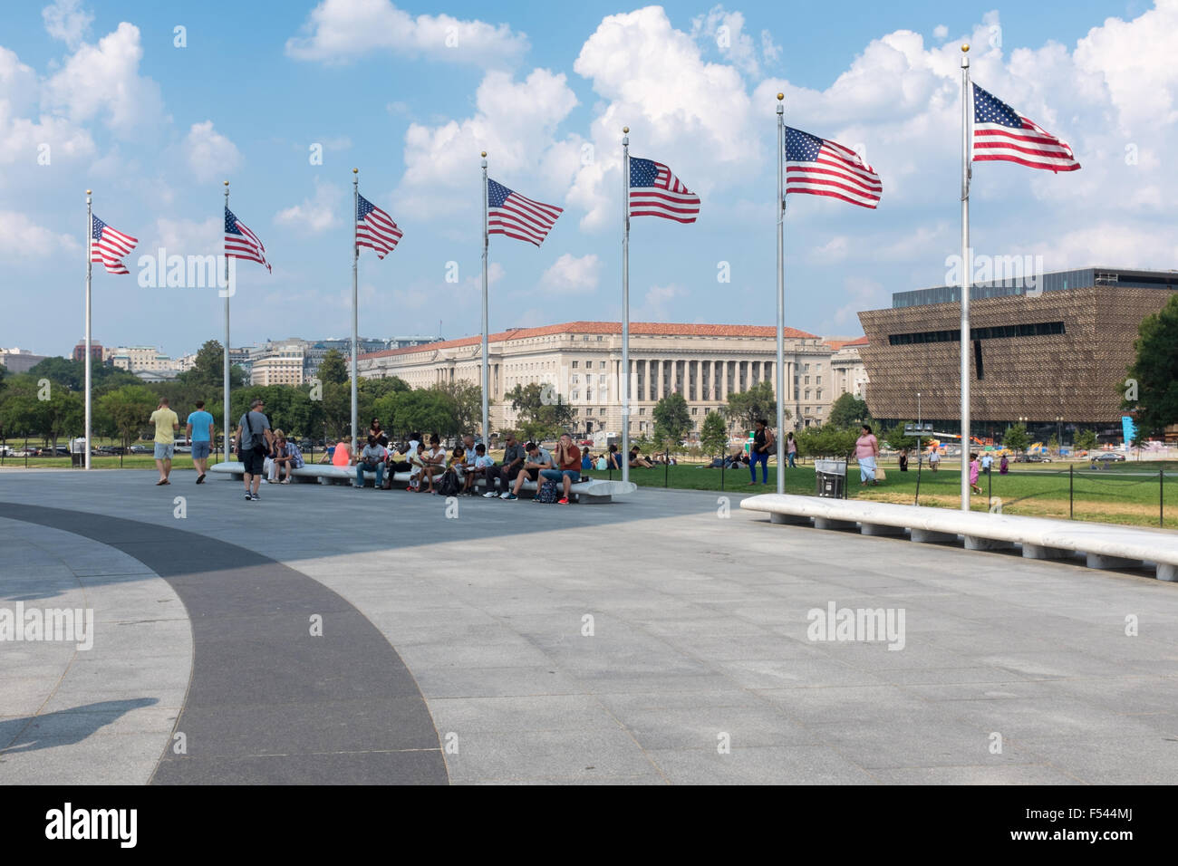 Bandiere che sventolano intorno alla base del Monumento di Washington Foto Stock