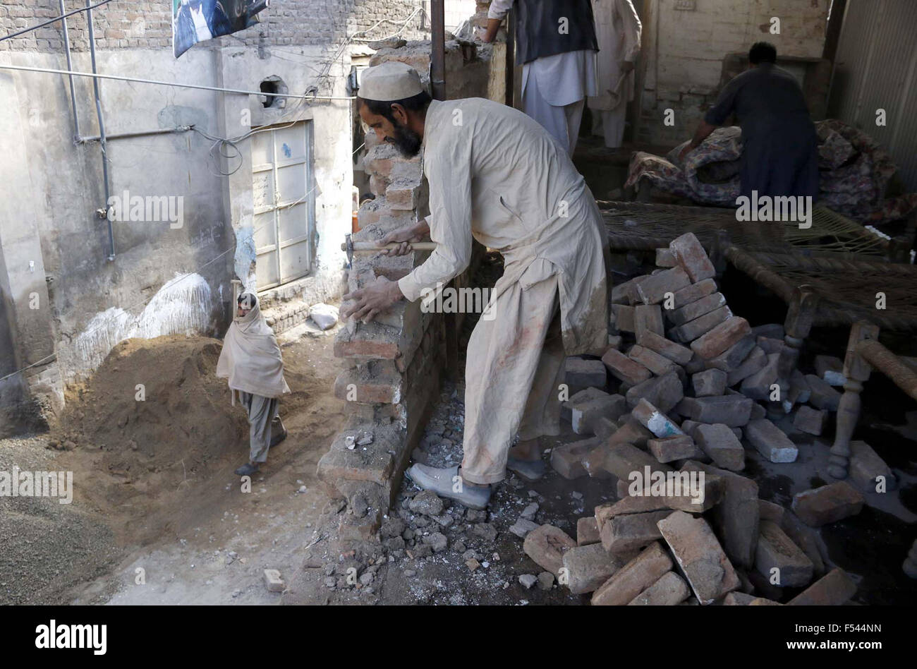 Vista dei danni a seguito del forte terremoto nella città di Peshawar Martedì, 27 ottobre 2015. Soccorritori martedì si precipitò per fornire aiuti umanitari alle vittime del forte terremoto che ha colpito il nord dell Afghanistan e Pakistan, uccidendo almeno 275 persone al di sopra di una banda larga della maggior parte di terreno montuoso. In Pakistan, 250 persone sono morti accertati. Foto Stock