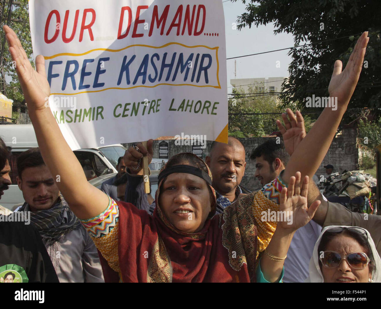 Gli attivisti del Centro del Kashmir protestano contro l'India come sono esigente al libero occupato Kashmir e lasciarlo da parte del Pakistan, durante la manifestazione a Lahore Martedì, 27 ottobre 2015. I dimostranti anche masterizzare effige del Primo Ministro indiano Narindar modi durante la dimostrazione. Foto Stock