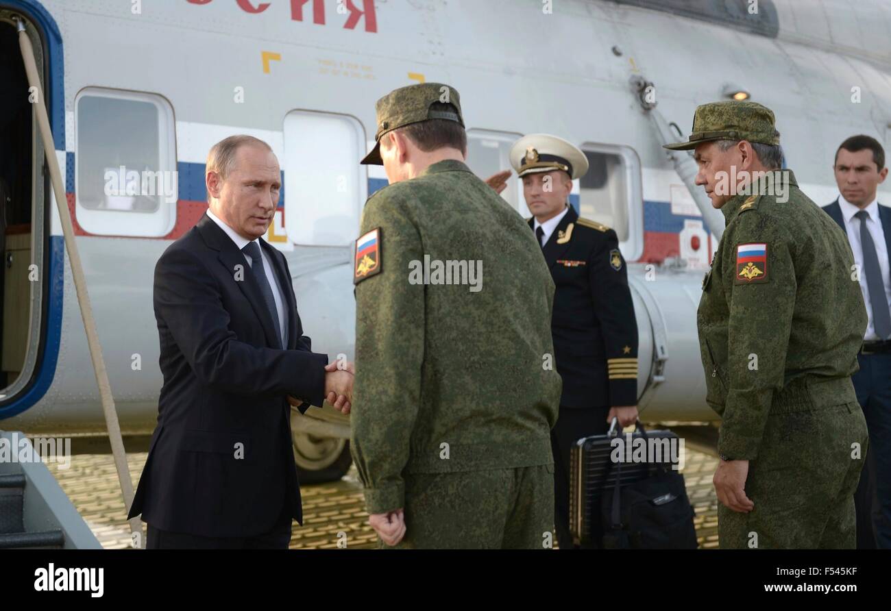 Il presidente russo Vladimir Putin è salutato come egli arriva a visualizzare il Tsentr-2015 comando strategico post esercitare all'Donguz base militare di Settembre 19, 2015 nella regione di Orenburg, Russia. Vicino a destra: Russo il Ministro della difesa Sergey Shoigu Foto Stock