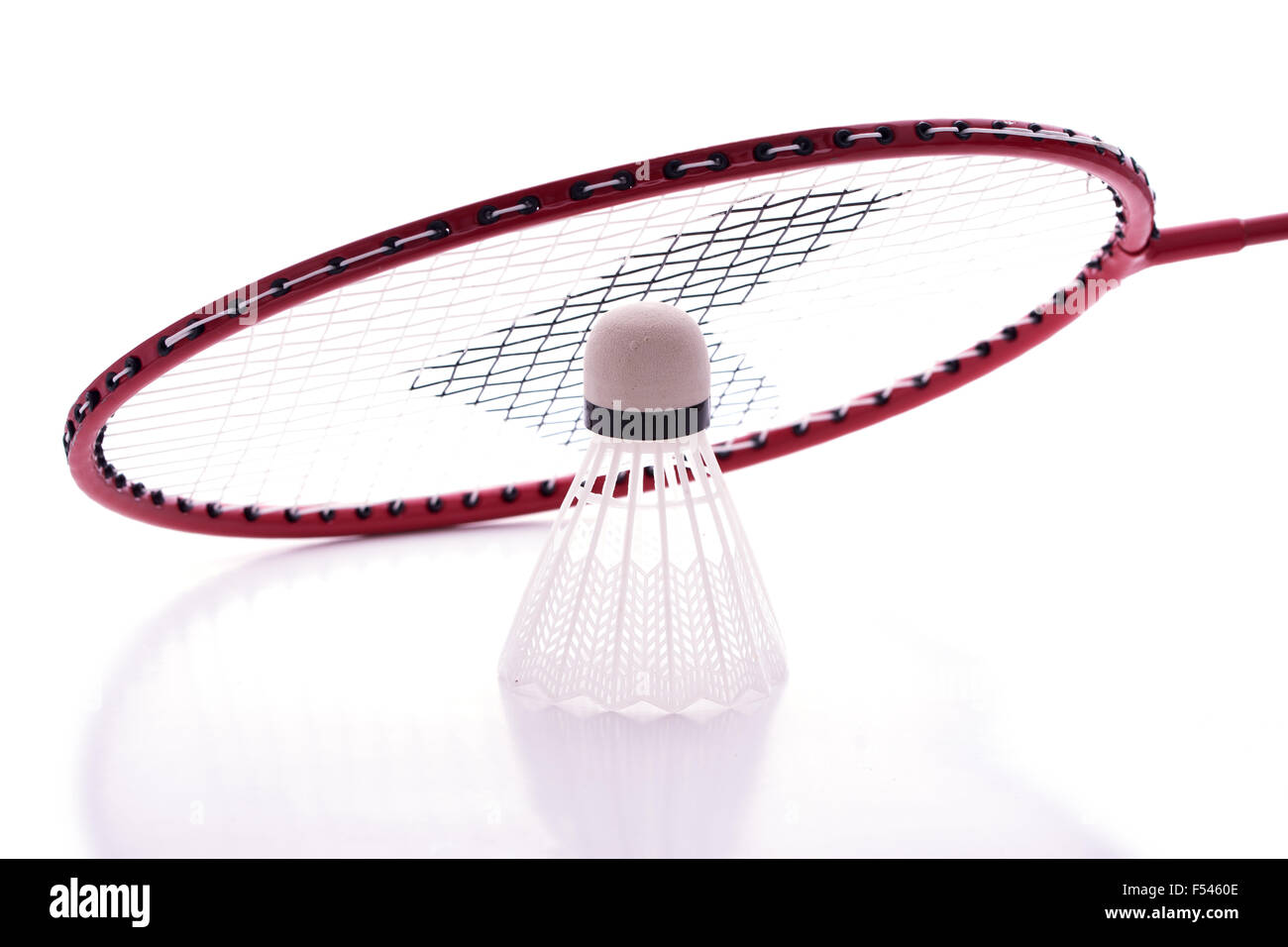 Badminton racchetta e volano con riflessioni contro uno sfondo bianco Foto Stock