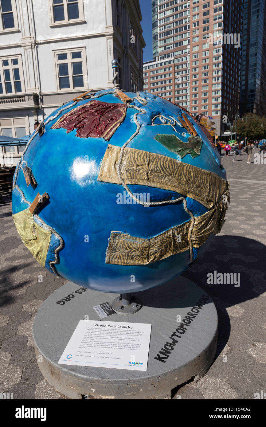 Raffreddare i globi: Hot idee per un refrigeratore pianeta, Battery Park, New York, Stati Uniti d'America Foto Stock