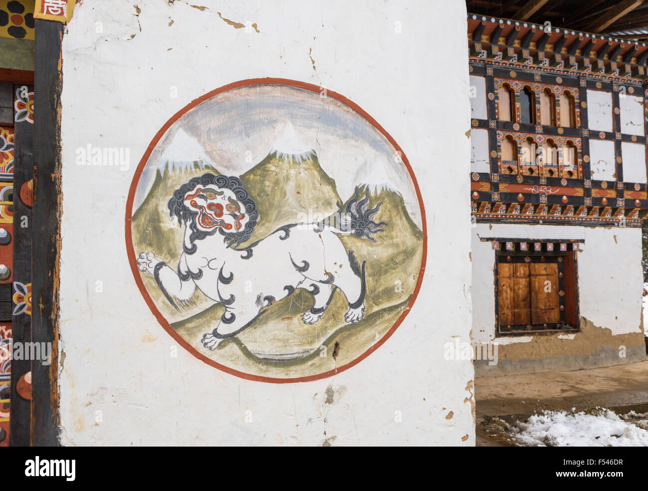 Decorazione su parete, Dorikha village, Haa Valley, Bhutan Foto Stock