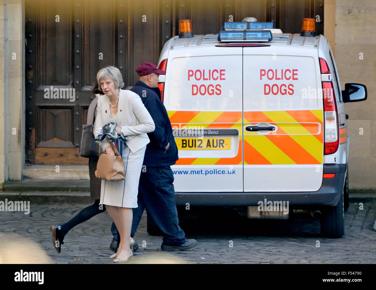 Londra, Regno Unito. Il 27 ottobre 2015. Home Secretary Theresa Maggio MP teste per il suo passato di auto di un furgone della polizia cani nei giardini delle case del Parlamento Credito: PjrNews/Alamy Live News Foto Stock
