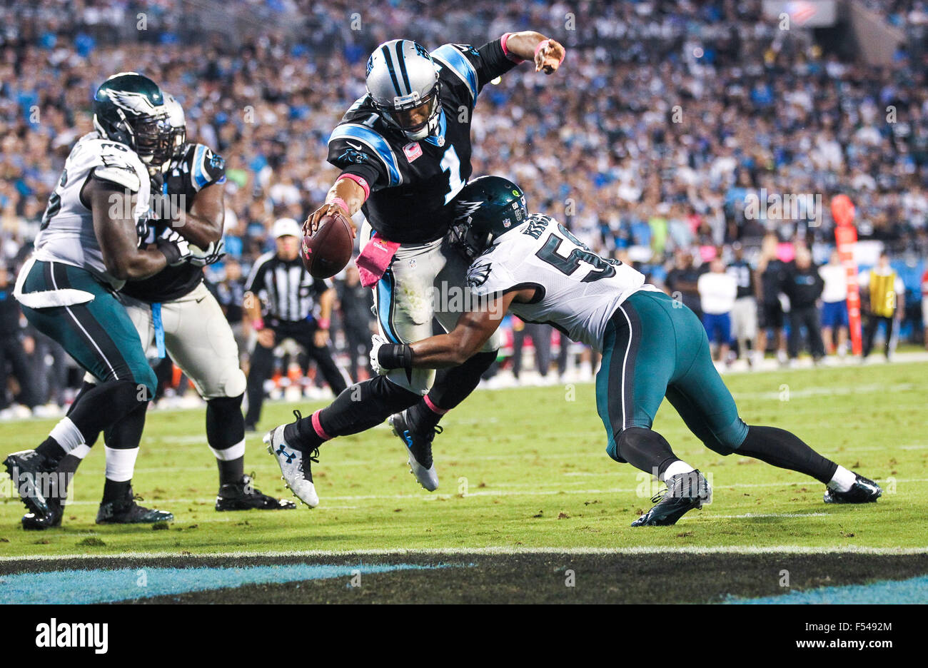 Charlotte, NC, Stati Uniti d'America. 25 ott 2015. Carolina Panthers quarterback Cam Newton #1 punteggi un touchdown in una partita contro i Philadelphia Eagles il 25 ottobre 2015, presso la Bank of America Stadium di Charlotte, North Carolina. Le Pantere sconfitto il Eagles 26-16. Margaret Bowles/CSM/Alamy Live News Foto Stock