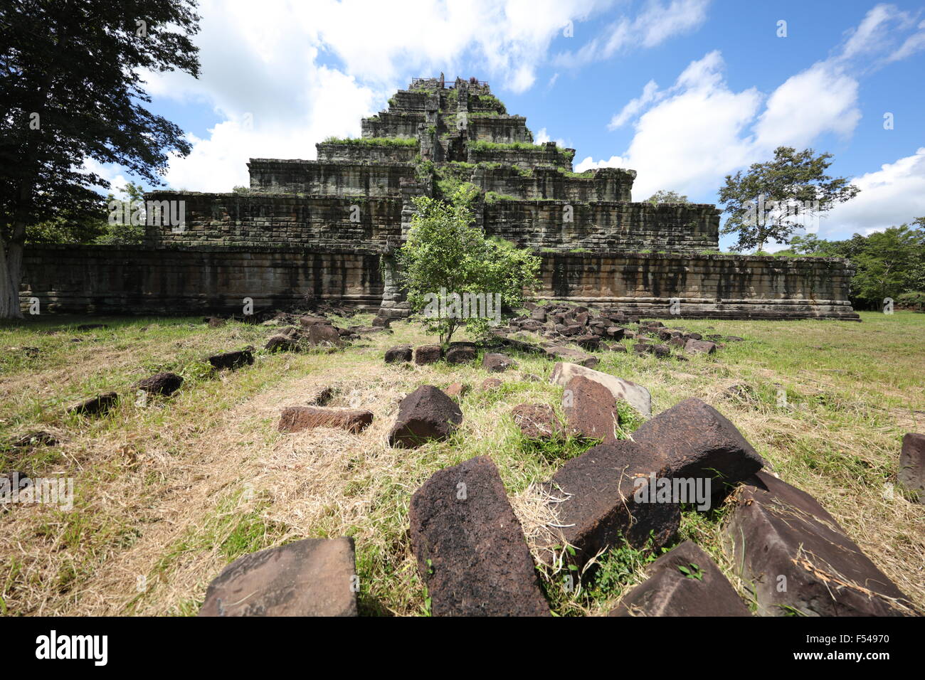 Extreme ampio angolo di Koh Ker piramide Foto Stock