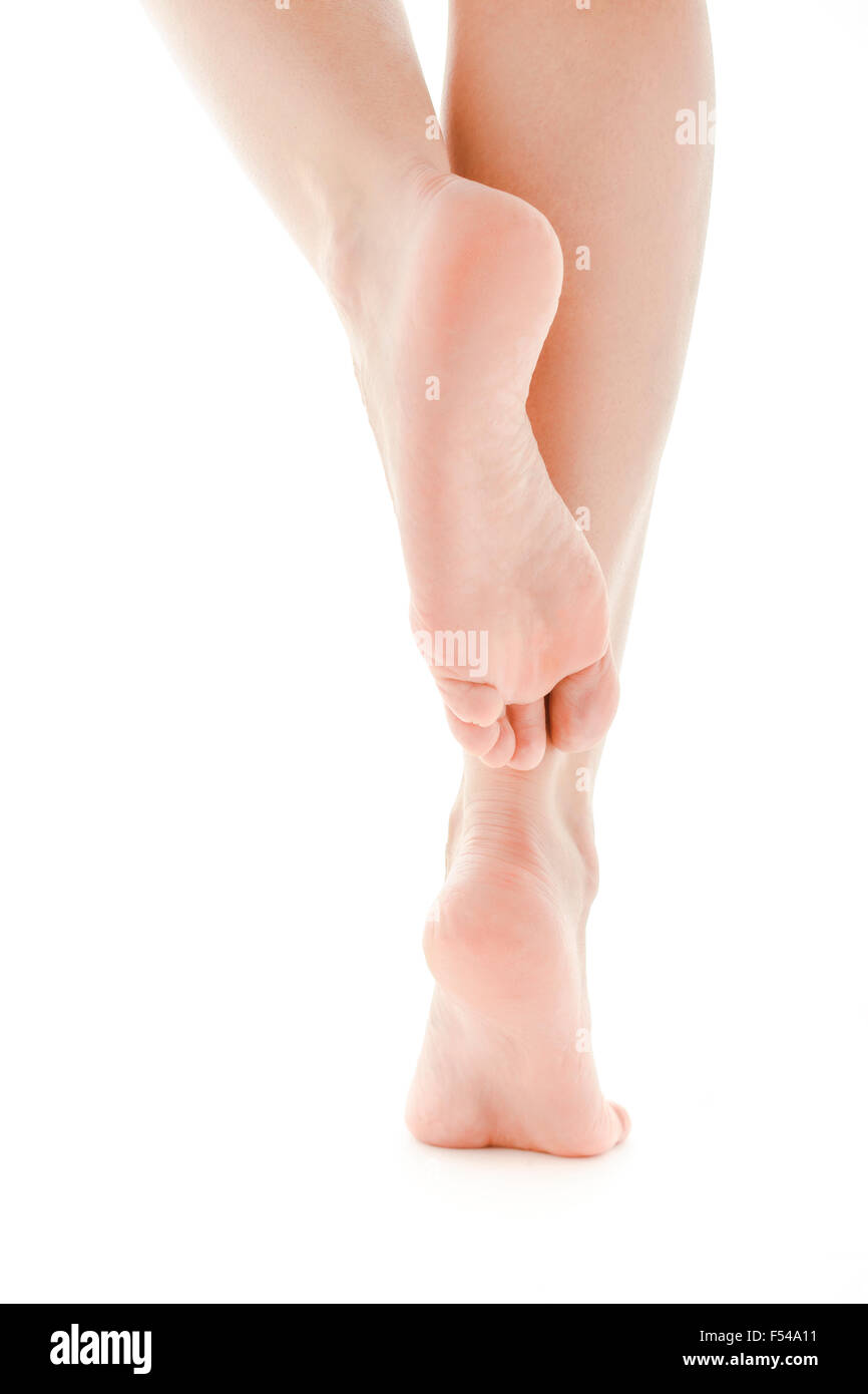 Ben curato i piedi femminili, suole isolati su sfondo bianco. Foto Stock