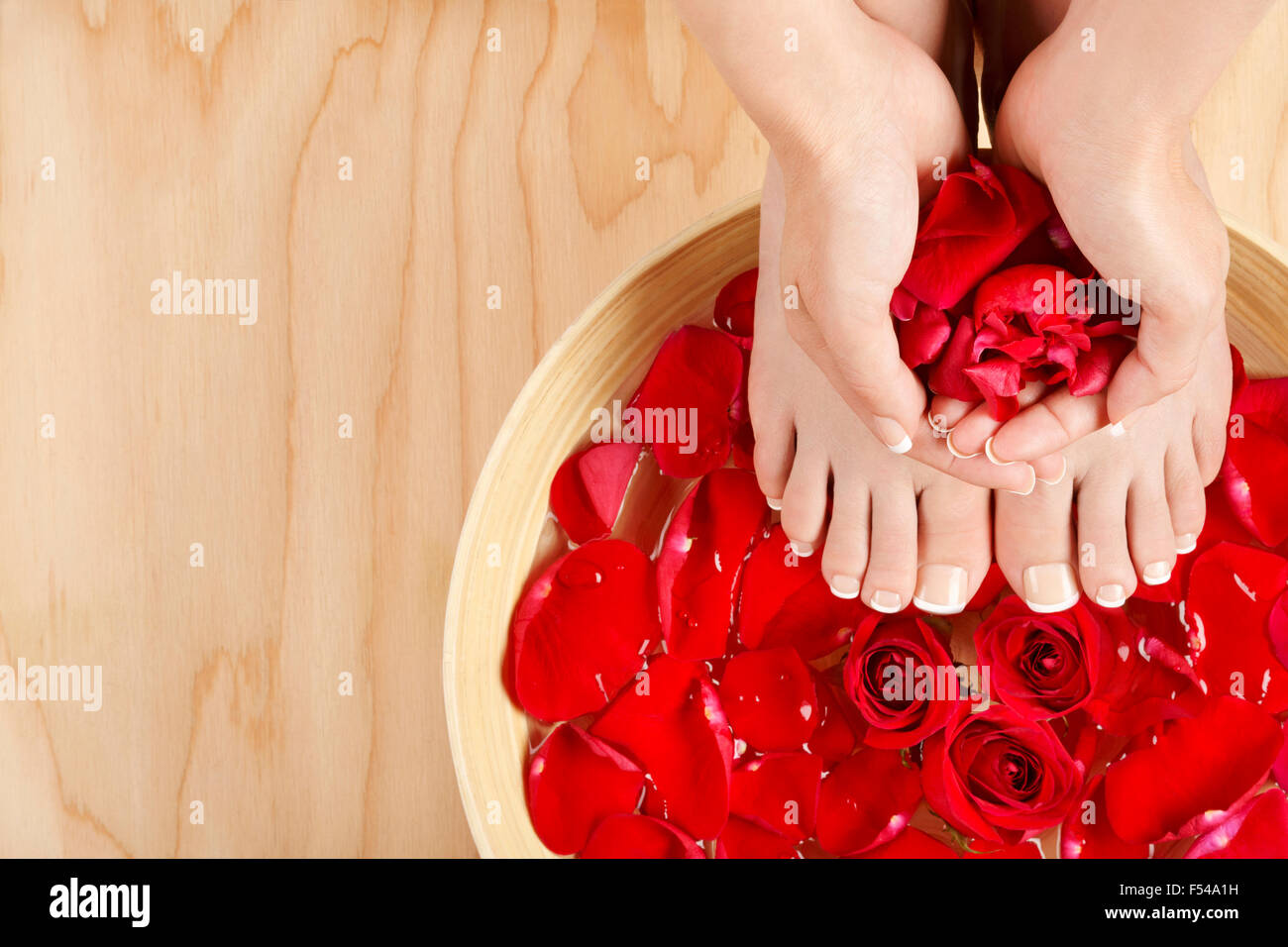 Pedicure Manicure Trattamento Spa con Rose Rosse Sfondo legno Foto Stock