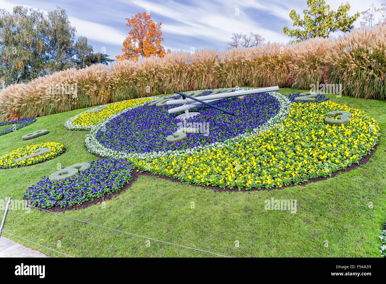 L'orologio di fiori a Ginevra in Svizzera che è un luogo di attrazione  turistica Foto stock - Alamy