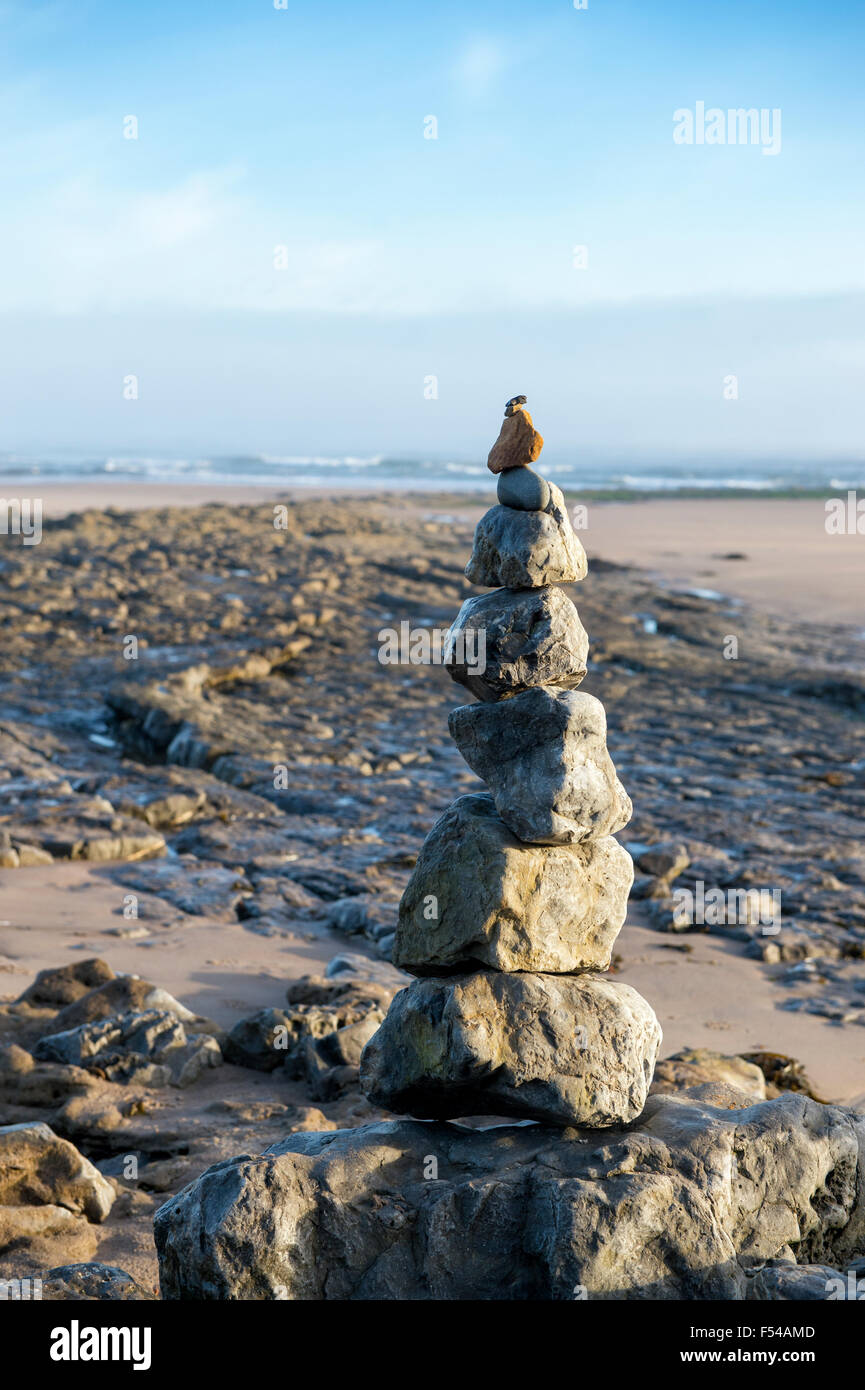 Le pietre in equilibrio su una spiaggia. Scremerston, Berwick Upon Tweed, Northumberland, Inghilterra. Foto Stock