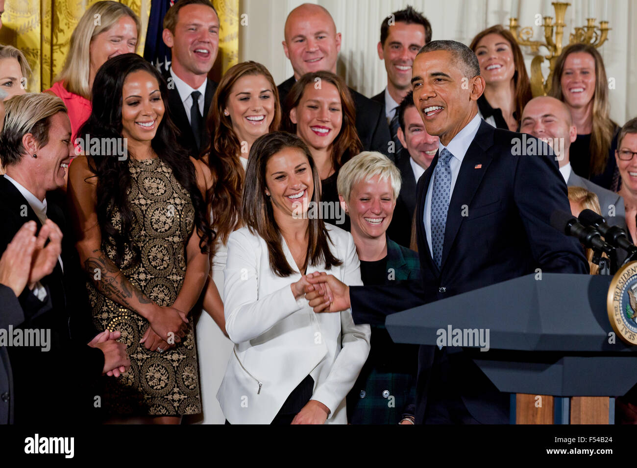 Washington, DC, Stati Uniti d'America. 27 ottobre, 2015. Il presidente Obama onora il noi donne squadra di calcio alla Casa Bianca il credito: B Christopher/Alamy Live News Foto Stock