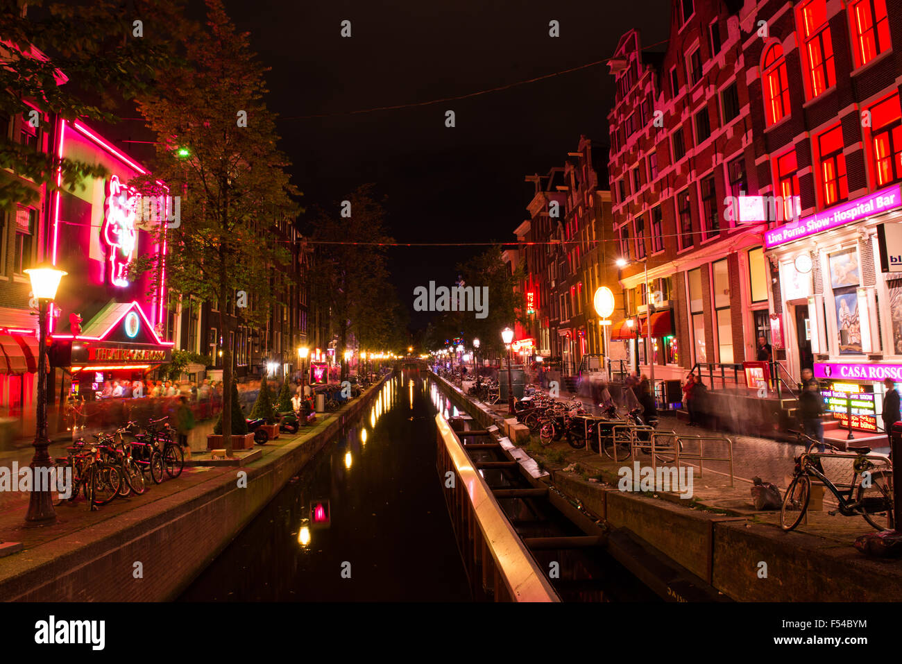 Amsterdam Quartiere a Luci Rosse di notte sul canale Foto Stock