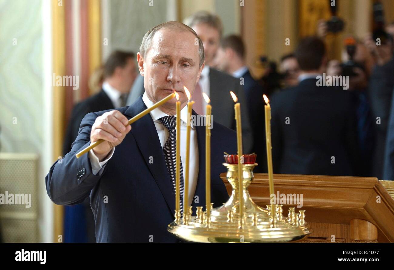 Il presidente russo Vladimir Putin accende una candela nel corso di una visita al recentemente restaurata chiesa di San Vladimiro a Mosca Casa Diocesana per contrassegnare 1000 anni dopo la morte di san Vladimir Luglio 27, 2015 a Mosca, in Russia. Foto Stock