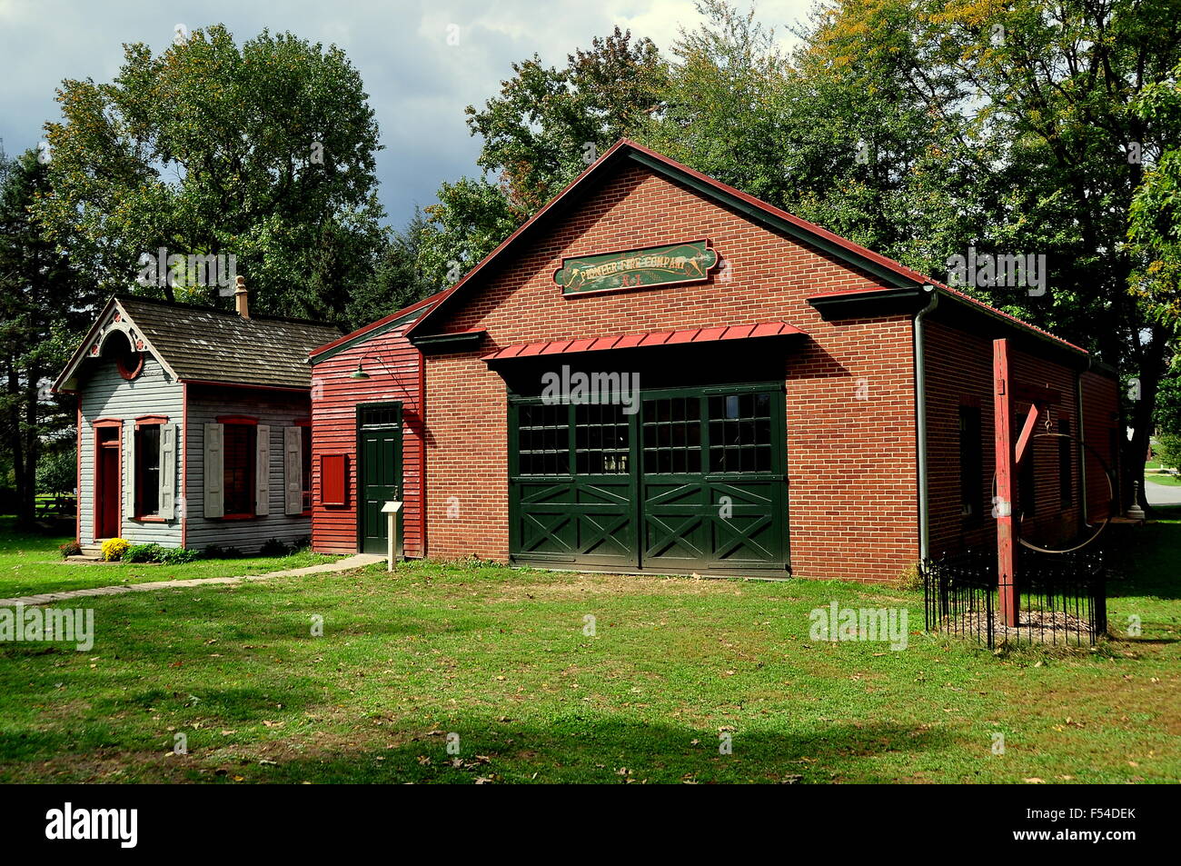 Lancaster, Pennsylvania: XIX secolo Tin Shop (sinistra) e Pioneer Fire società presso il Landis Valley Village & Museo Agricolo Foto Stock