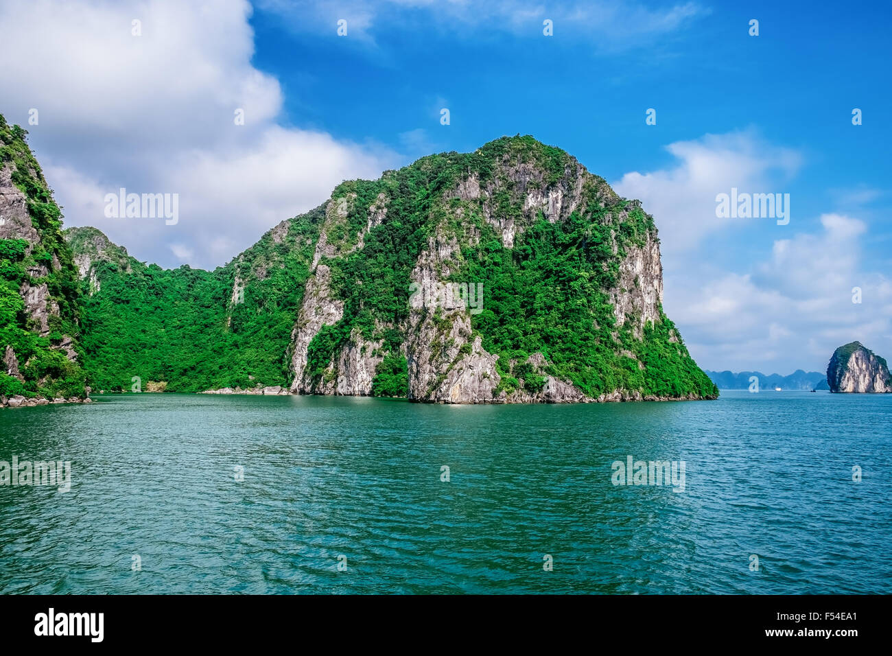 Mare e montagna isole nella baia di Halong, Vietnam, sud-est asiatico Foto Stock