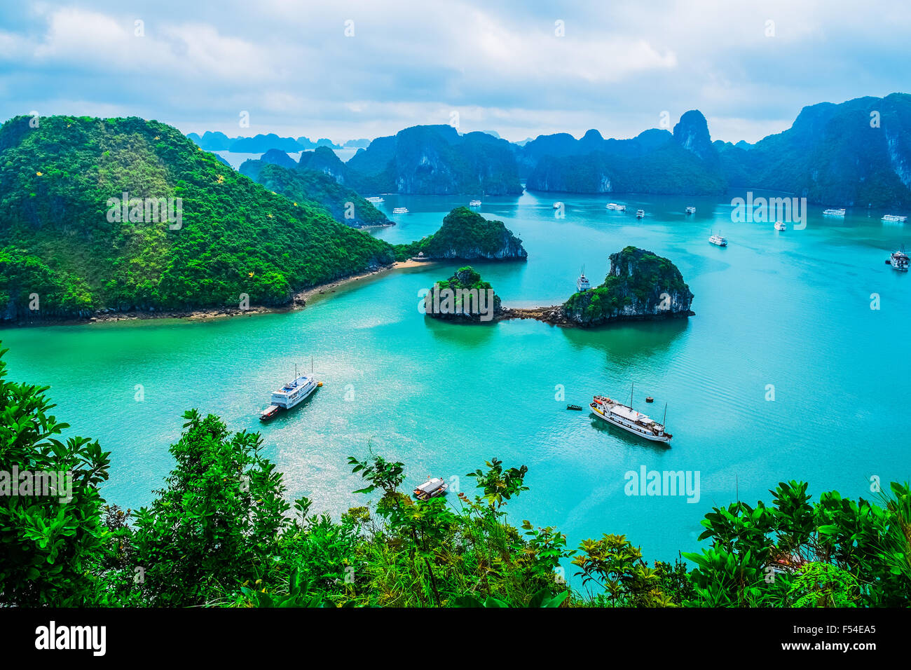 Vista panoramica delle isole nella baia di Halong, Vietnam, sud-est asiatico Foto Stock