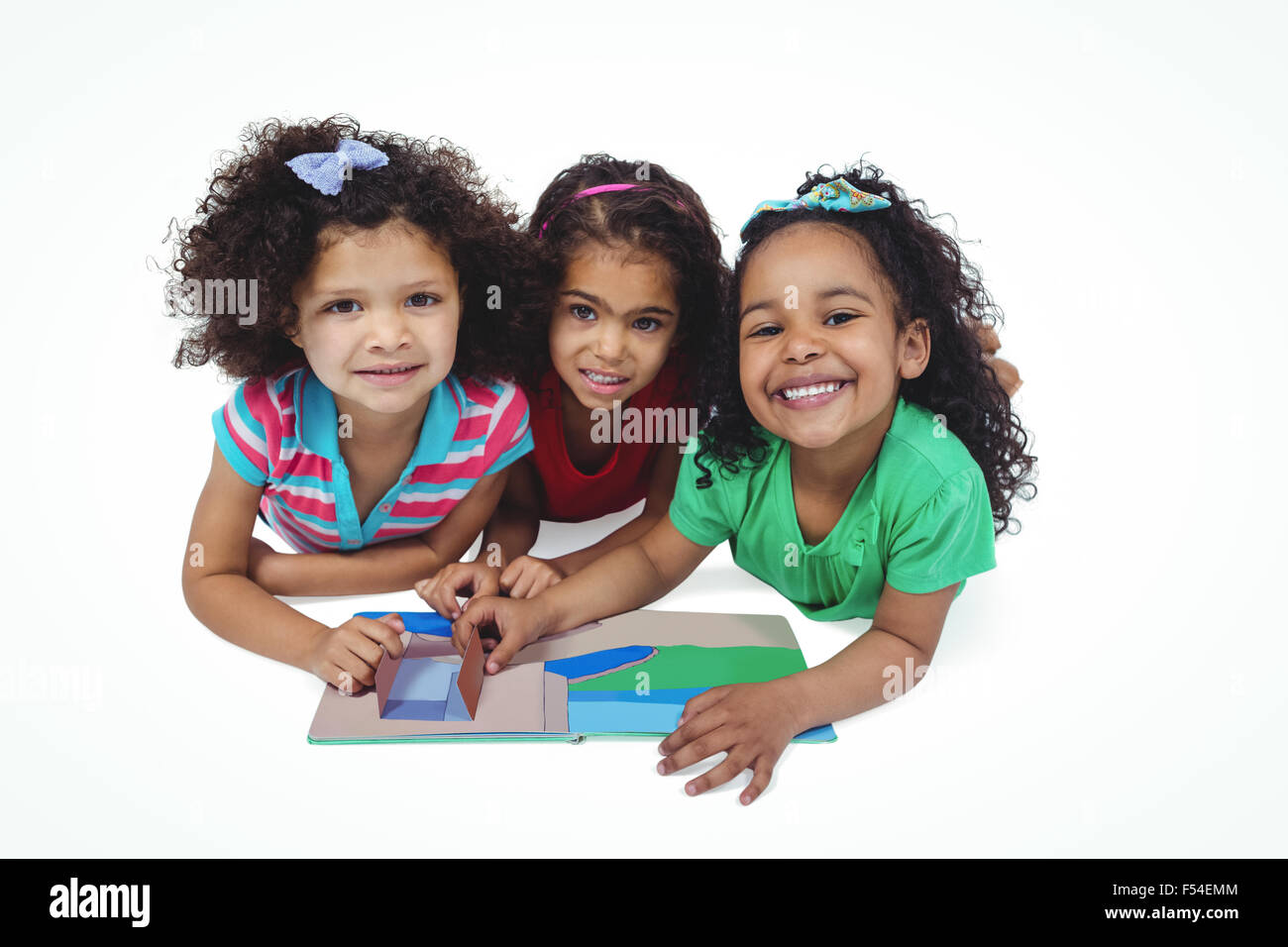 Tre ragazze con un piccolo libro Foto Stock