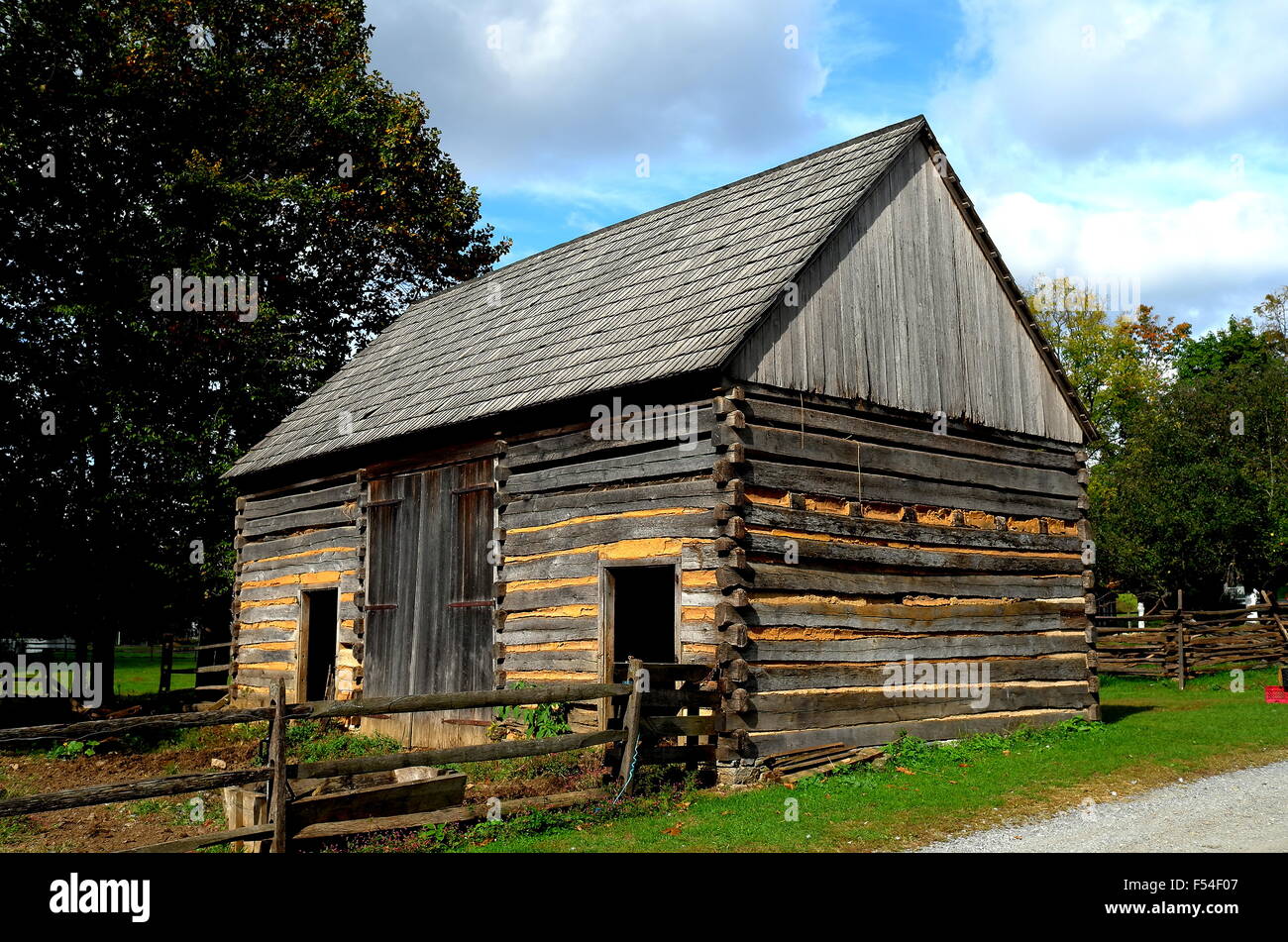 Lancaster, Pennsylvania: Circa 1750 Germanico registro fachwerk Farm home a Landis Valley Village e Museo Agricolo * Foto Stock