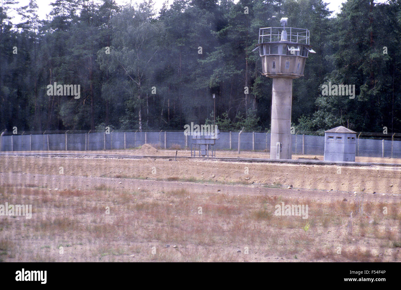1985. A Berlino est nel corso della guerra fredda. La recinzione di confine, minato a striscia e torri di avvistamento della cortina di ferro Foto Stock