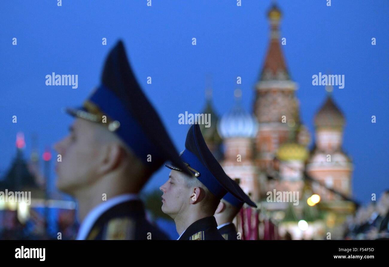 Soldati russi in stand by San basilici durante una festa di gala per celebrare il settantesimo anniversario della II Guerra Mondiale in Piazza Rossa Maggio 9, 2015 a Mosca, in Russia. Foto Stock
