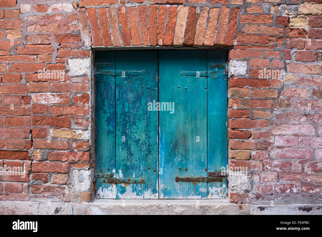 Vecchio teal otturatori sulla finestra a Venezia, Italia Foto Stock