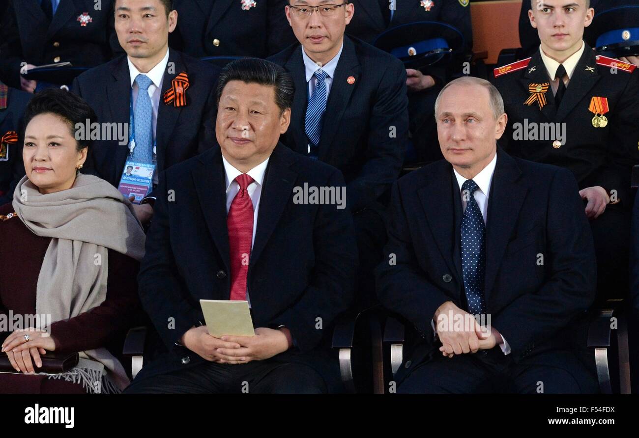 Il presidente russo Vladimir Putin si siede con il presidente cinese Xi Jinping e sua moglie Peng Liyuan durante una festa di gala per celebrare il settantesimo anniversario della II Guerra Mondiale in Piazza Rossa Maggio 9, 2015 a Mosca, in Russia. Foto Stock