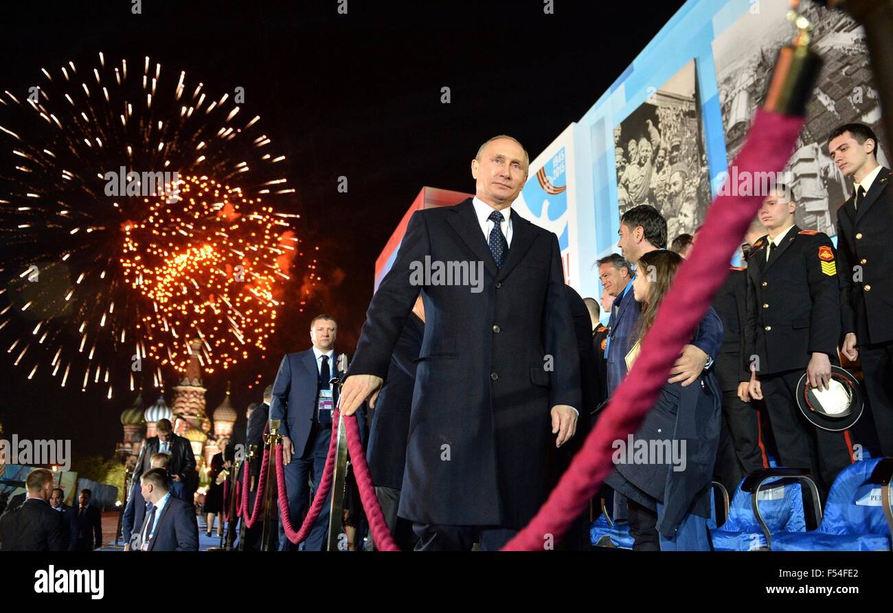 Il presidente russo Vladimir Putin come fuochi d'artificio esplodere durante una festa di gala per celebrare il settantesimo anniversario della II Guerra Mondiale in Piazza Rossa Maggio 9, 2015 a Mosca, in Russia. Foto Stock