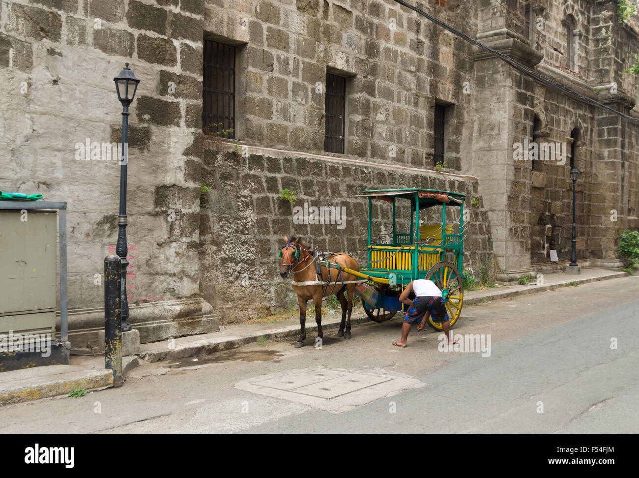 MANILA, Filippine - Giugno 7, 2015: carro trainato da cavalli di Intramuros, la monumentale parte spagnola di Manila Foto Stock