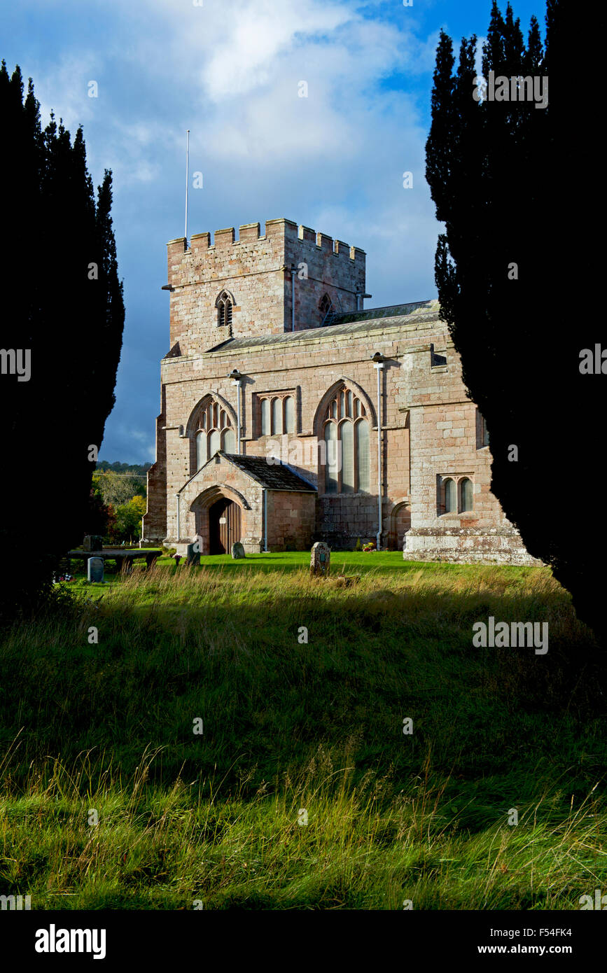 Sant'Andrea Chiesa, incorniciato da alberi di tasso, Greystoke, Cumbria, England Regno Unito Foto Stock