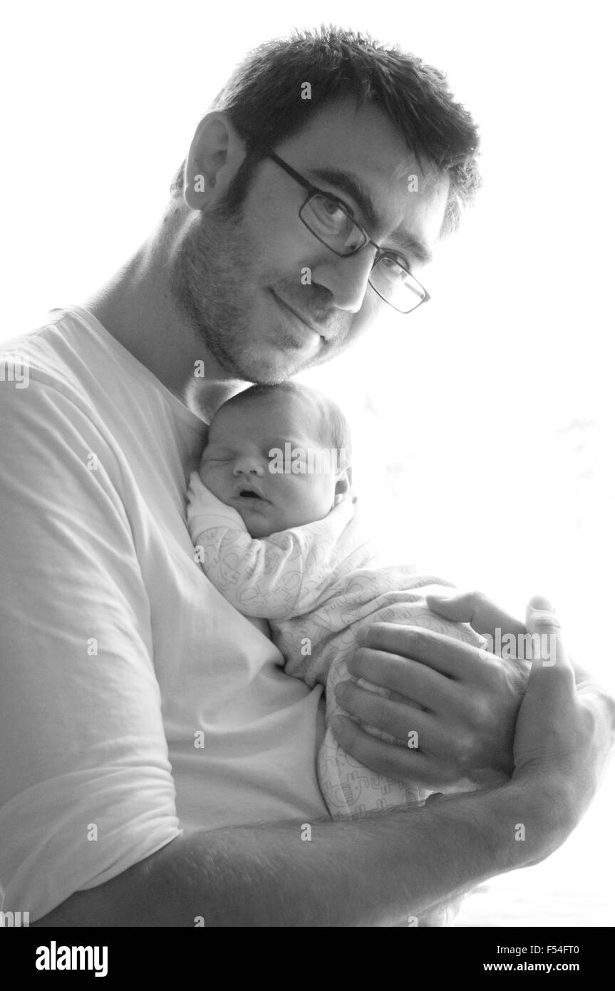 Padre tenere il suo neonato figlia Foto Stock