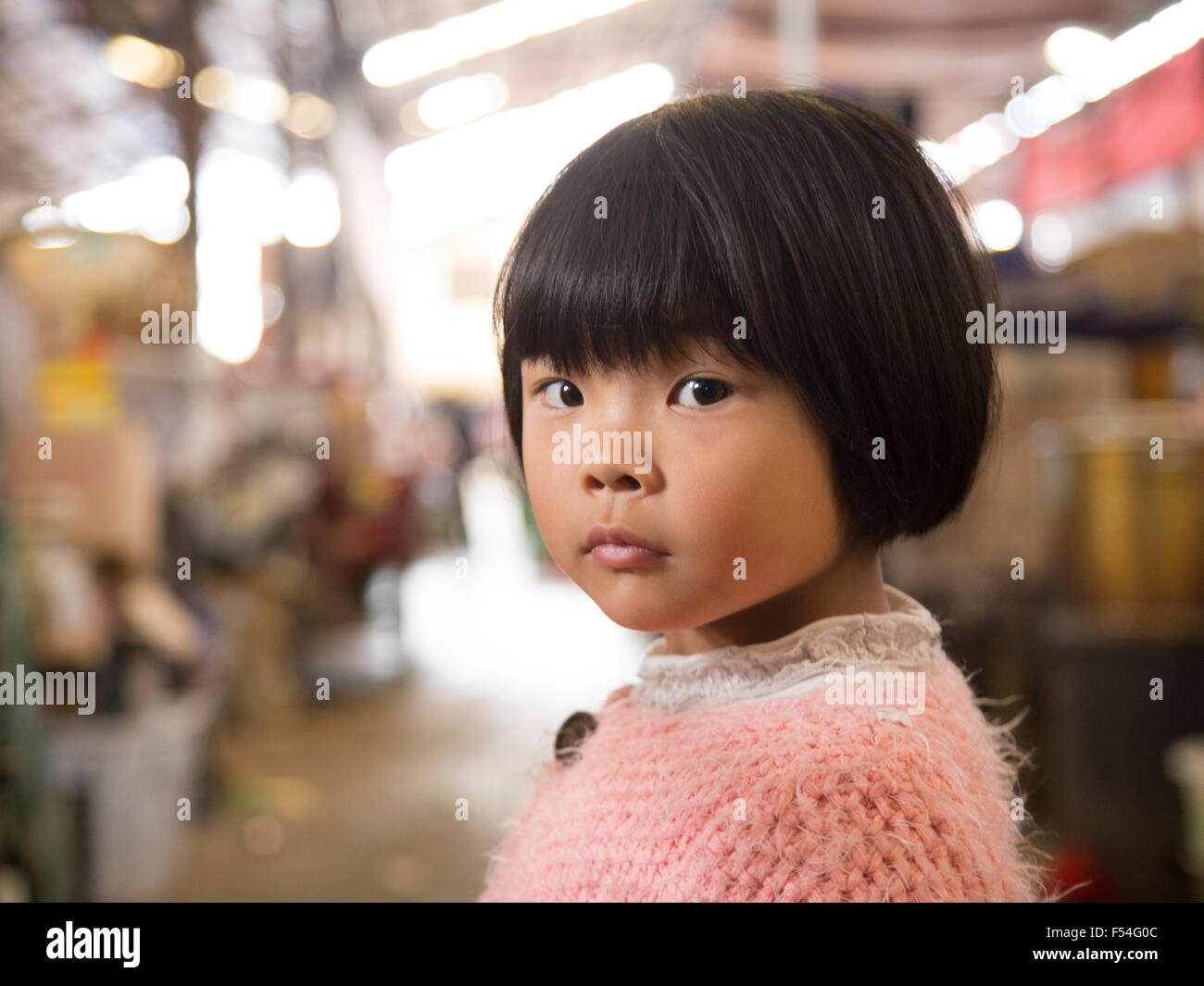 Ritratto di ragazza asiatica in un mercato di Shangri-La in Yunan, Cina Foto Stock