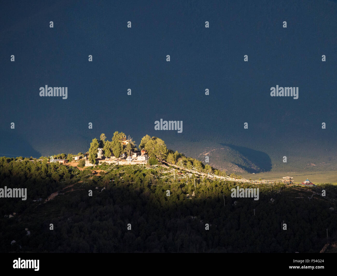 Il Tibetano tempio buddista e bandiere di preghiera sulla cima di una collina sopra Shangri-La Foto Stock