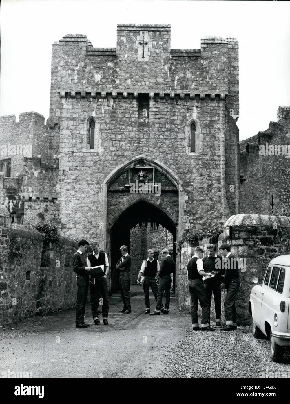 1968 - Qual è il prossimo passo per il Principe Carlo? Un multi-razziale college?: Atlantico College è una scuola di sesto-formatori di eseguire solo su linee Gordonstoun e situato in una bellissima vecchia (Elizabethan/medievale aggiunte plus) St. Donat's Castle sul Welsch costa tra Swansea e Cardiff. Si tratta di multi-nazionale, multi-razziale, include tutte le credenze. Il suo obiettivo è quello di fornire una base dalla quale i ragazzi provenienti da diversi paesi possono eventualmente andare a qualsiasi università scelgono in Europa o il mondo senza la lingua attuale problema e gli standard di istruzione ovunque. Viene posta maggiore enfasi sulle lingue. Ogni ragazzo ha Foto Stock