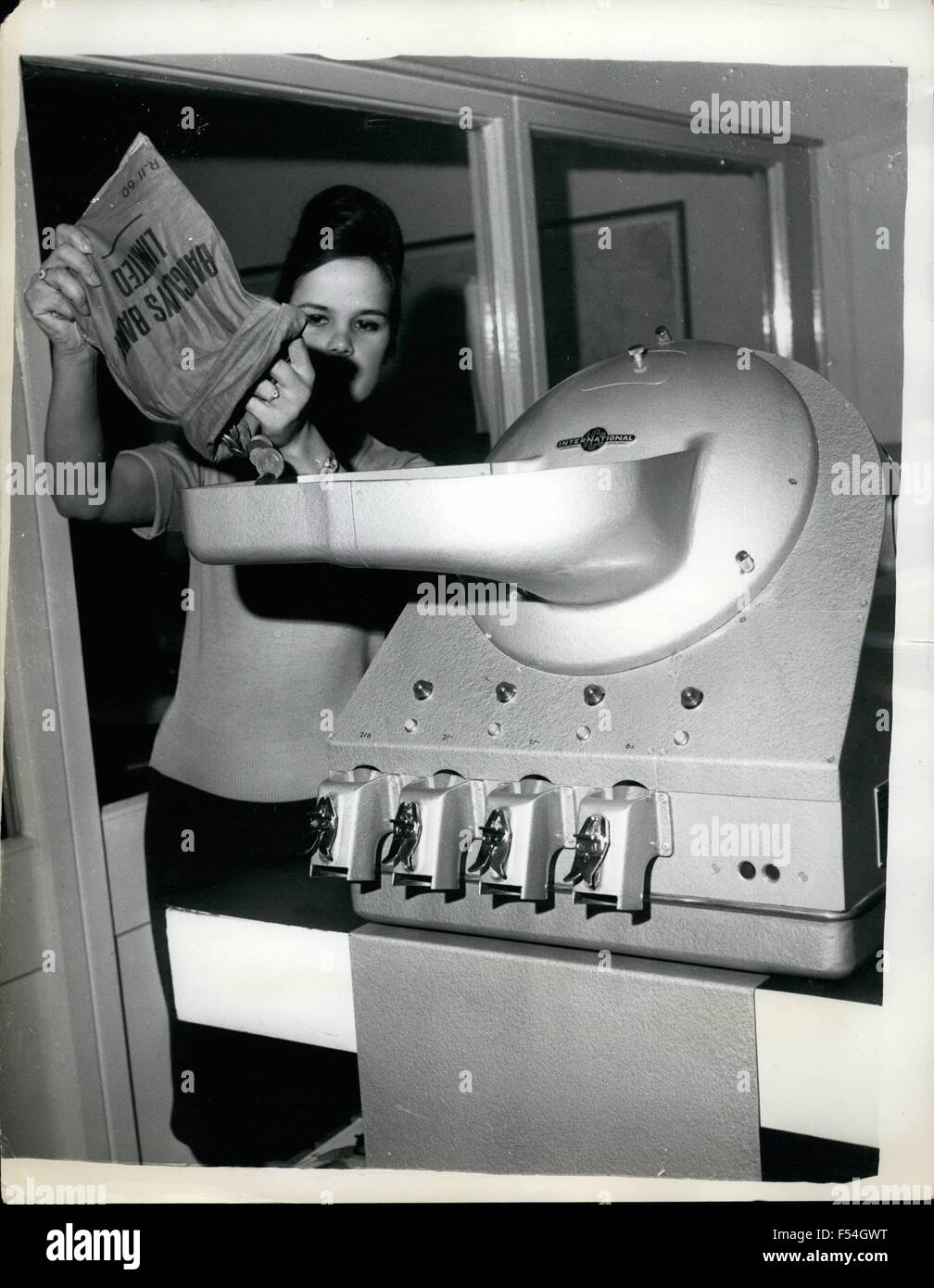 1968 - Nuova moneta elettronica Macchina di conteggio; la moneta internazionale contando machine co. Ltd. hanno prodotto il M.1000 Aptec macchina per l'incisione, il conteggio e la suddivisione di monete, incorporante conteggio elettronico attrezzatura. Esso gestisce la monetazione britannica ed è per essere utilizzato presso la Banca d'Inghilterra. Monete, alimentati nelle tramogge, sono ordinati in loro confessioni e conteggiati automaticamente mentre i contatori registrano il totale. La foto mostra una ragazza feds delle monete nella macchina di tramoggia durante una manifestazione di oggi. Le monete vengono smistati e conteggiati automaticamente. (Credito Immagine: © Keystone Pictures USA Foto Stock