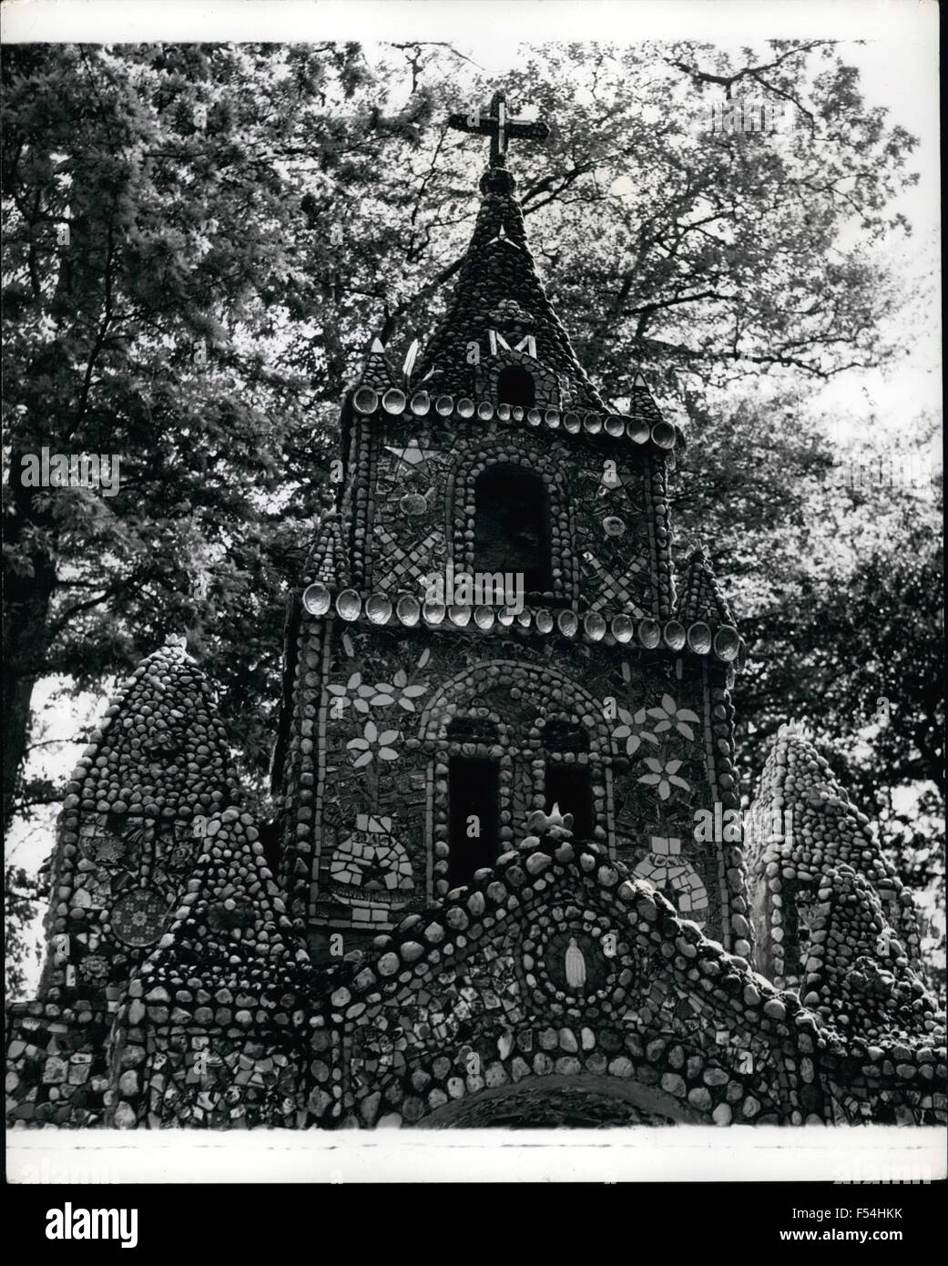 1968 - Una vista ravvicinata della torre della chiesa, mostrando le conchiglie e la Cina che i visitatori hanno dato al fratello mentre era di costruire. La più piccola chiesa nel mondo: fatto interamente di conchiglie e pietre dato ai builder Ã¢â'¬' nella motivazione di un romano ex collegio cattolico a Les Vauxbelets sull'isola di Guernsey è ciò che ha affermato di essere la più piccola chiesa nel mondo. Così piccolo è solo un prete e una congregazione di due, possono trovare spazio all'interno. Questo bellissimo piccolo luogo di culto fu il lifeÃ¢â'¬â"¢s il lavoro di uno dei fratelli del collegio. Egli ha progettato, coll Foto Stock